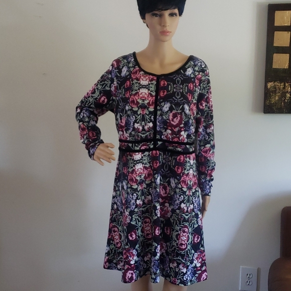 WOMEN'S LONG SLEEVE FLORAL DRESS. - Picture 2 of 6